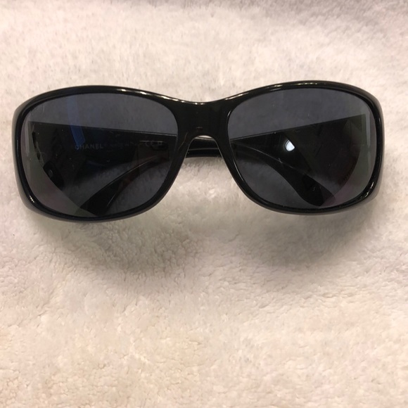 Chanel sunglasses in black with pearl logos - Picture 2 of 6